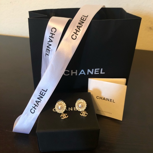 Chanel Gold Double Side CC Earrings - Picture 7 of 7